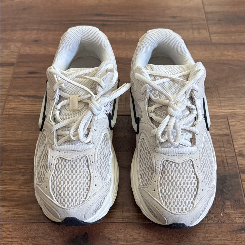 Women’s Nike White and Black Athletic Sneakers sz: 8 - Picture 4 of 5